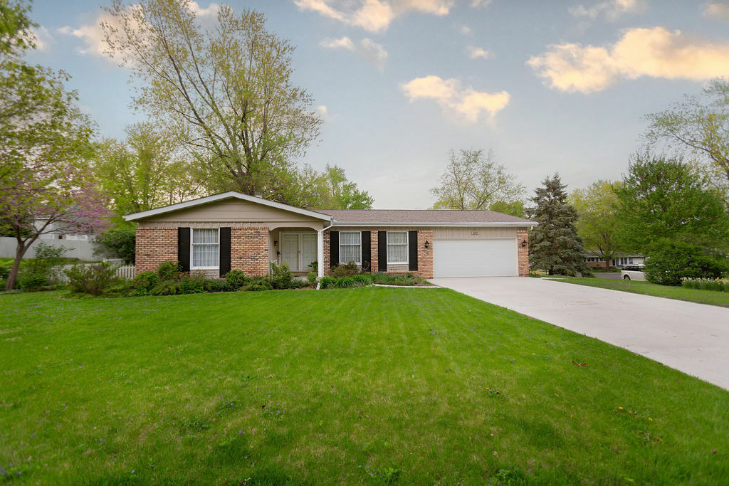 305 E Pearson Street  Eureka IL 61530 photo