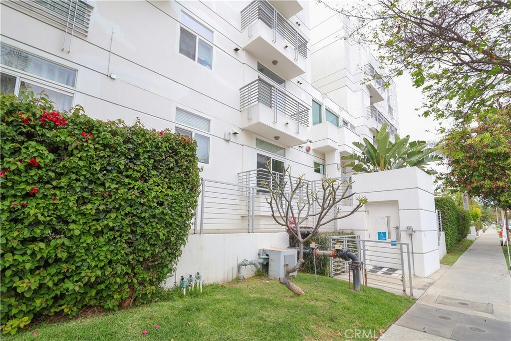 Property Photo: 401 N Serrano Avenue 204 CA 90004