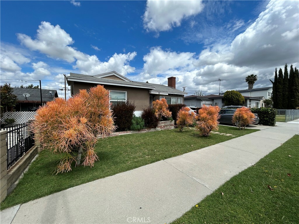 Property Photo: 325 E 59th CA 90805