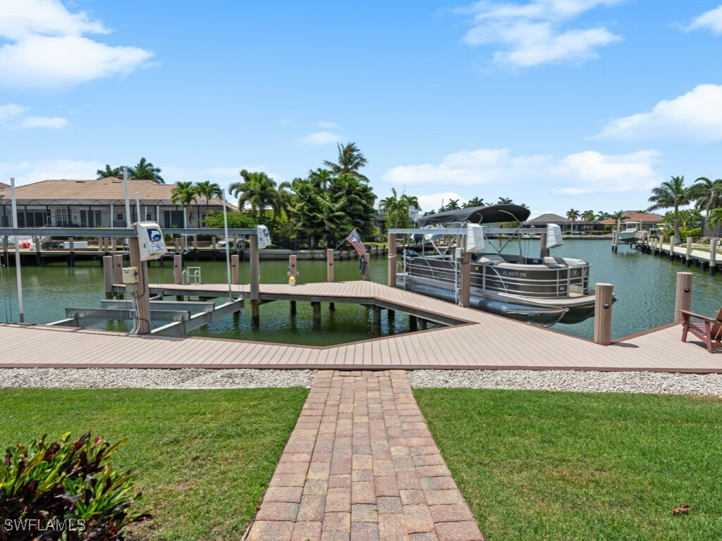 Property Photo: 580 Goldcoast Court FL 34145