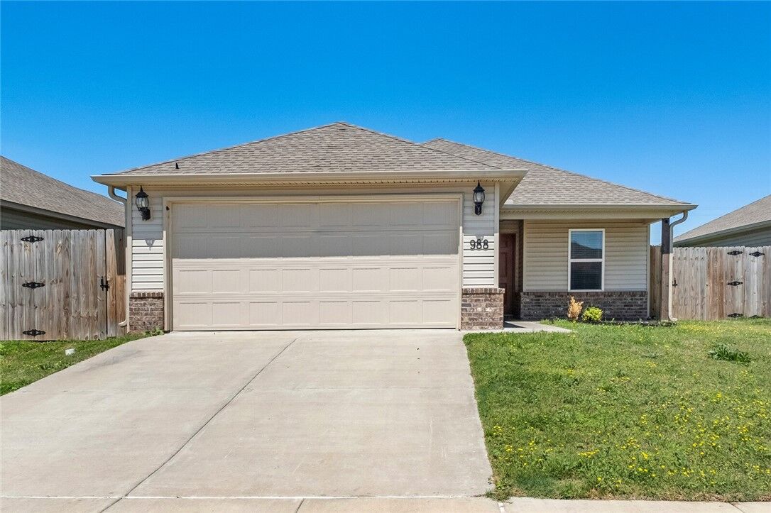 Property Photo:  988 E Bunting Street  AR 72701 