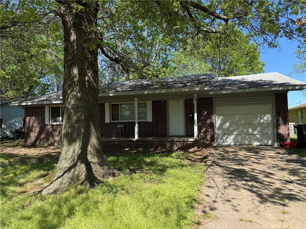 Property Photo:  503 Curtis Street  AR 72764 