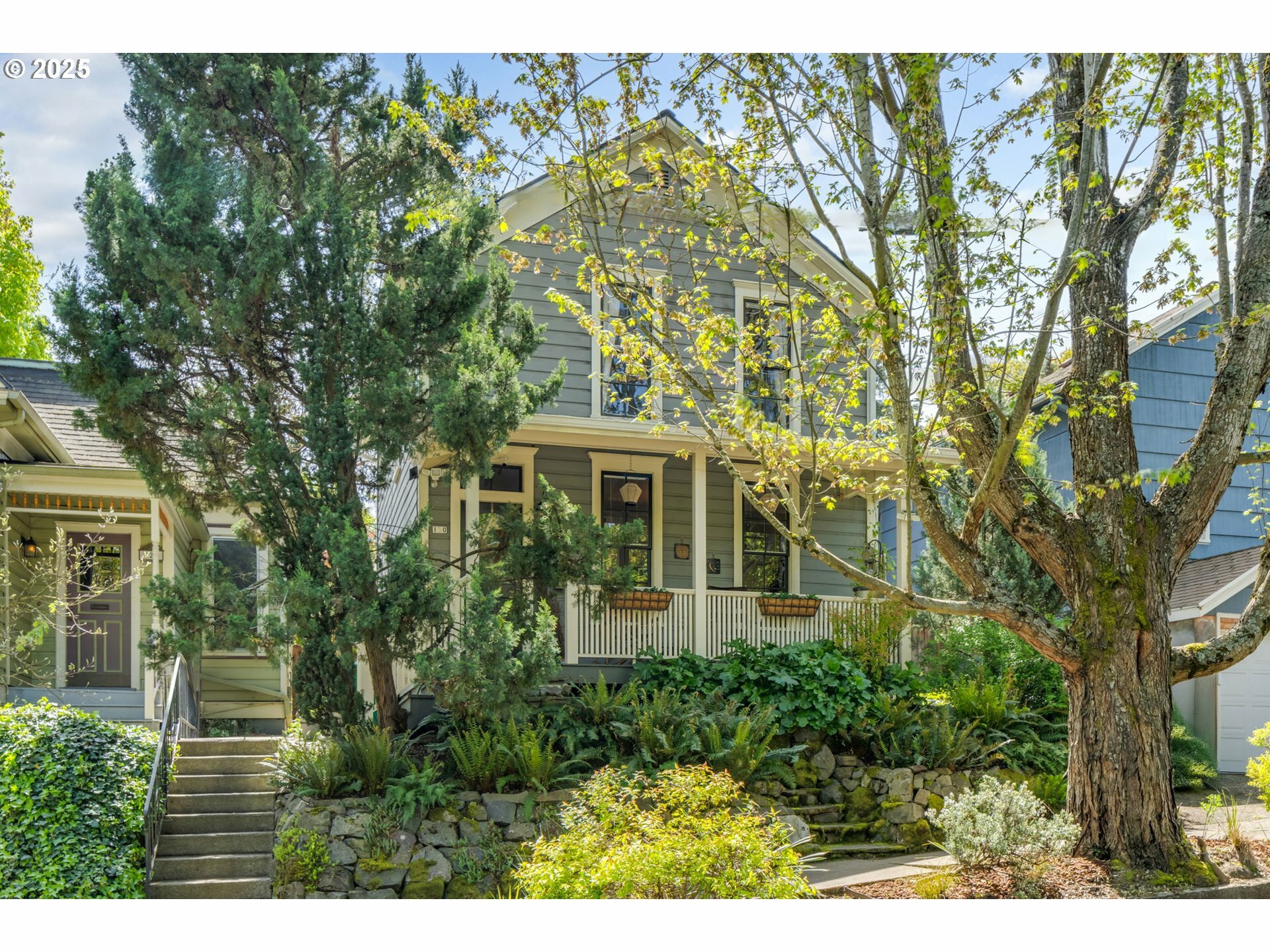 Property Photo:  130 SW Hooker St  OR 97201 