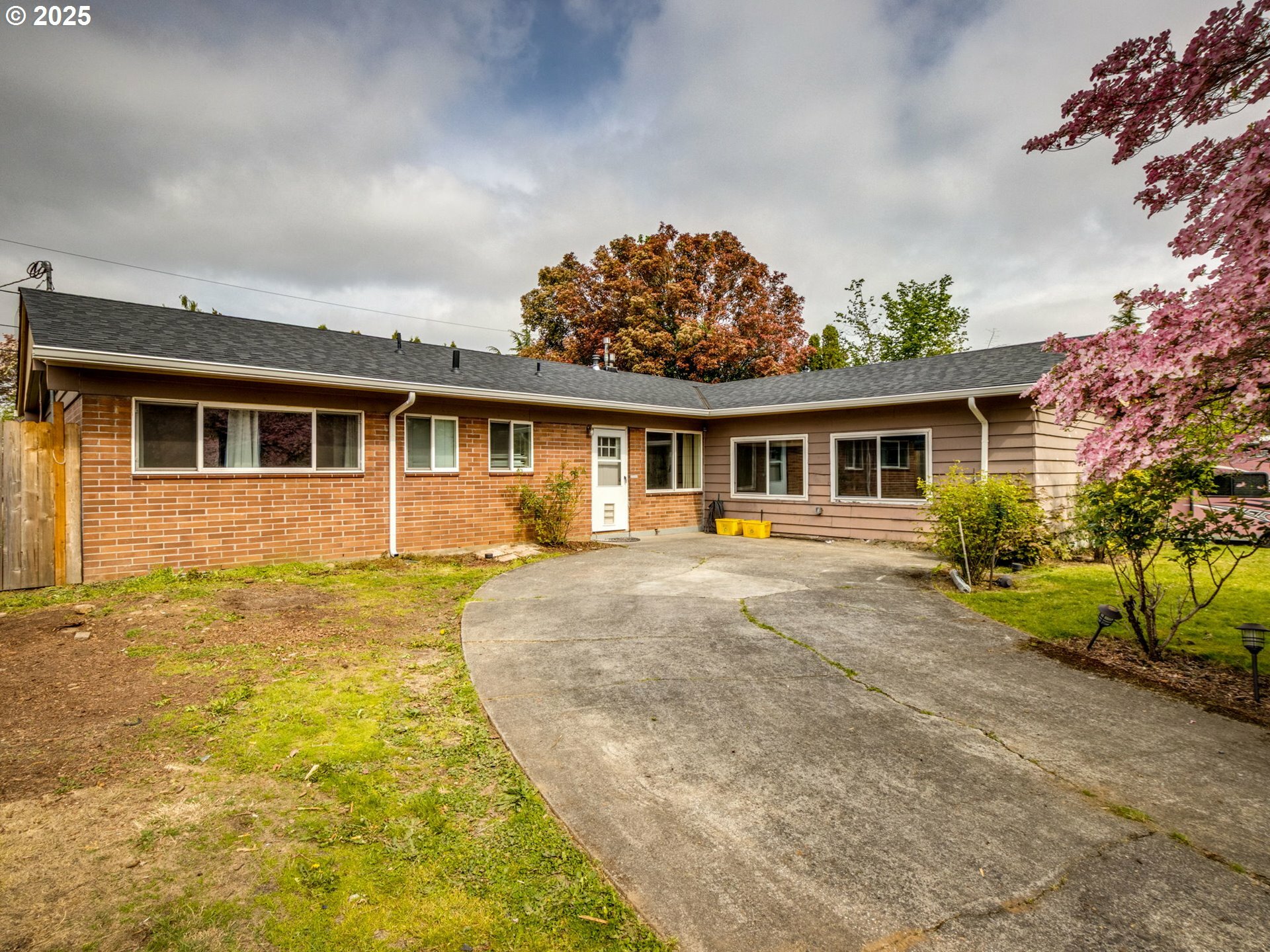 Property Photo: 2437 NE 134th Pl OR 97230