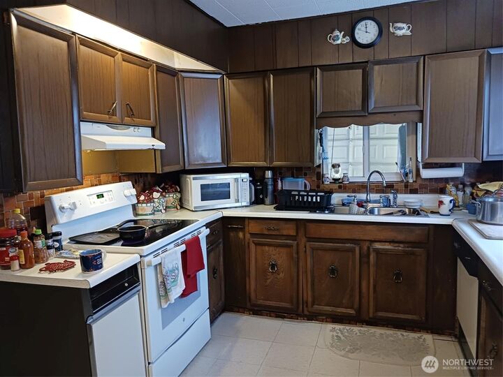 Property Photo: 924 E Chelan Avenue WA 98816