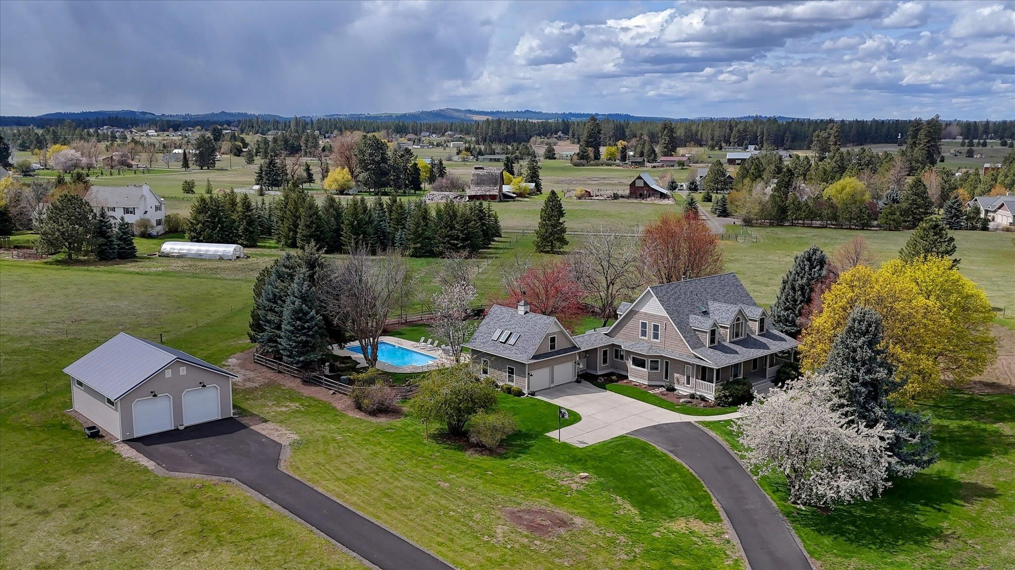 Property Photo: 8618 S Cliffview Ln WA 99224-8428