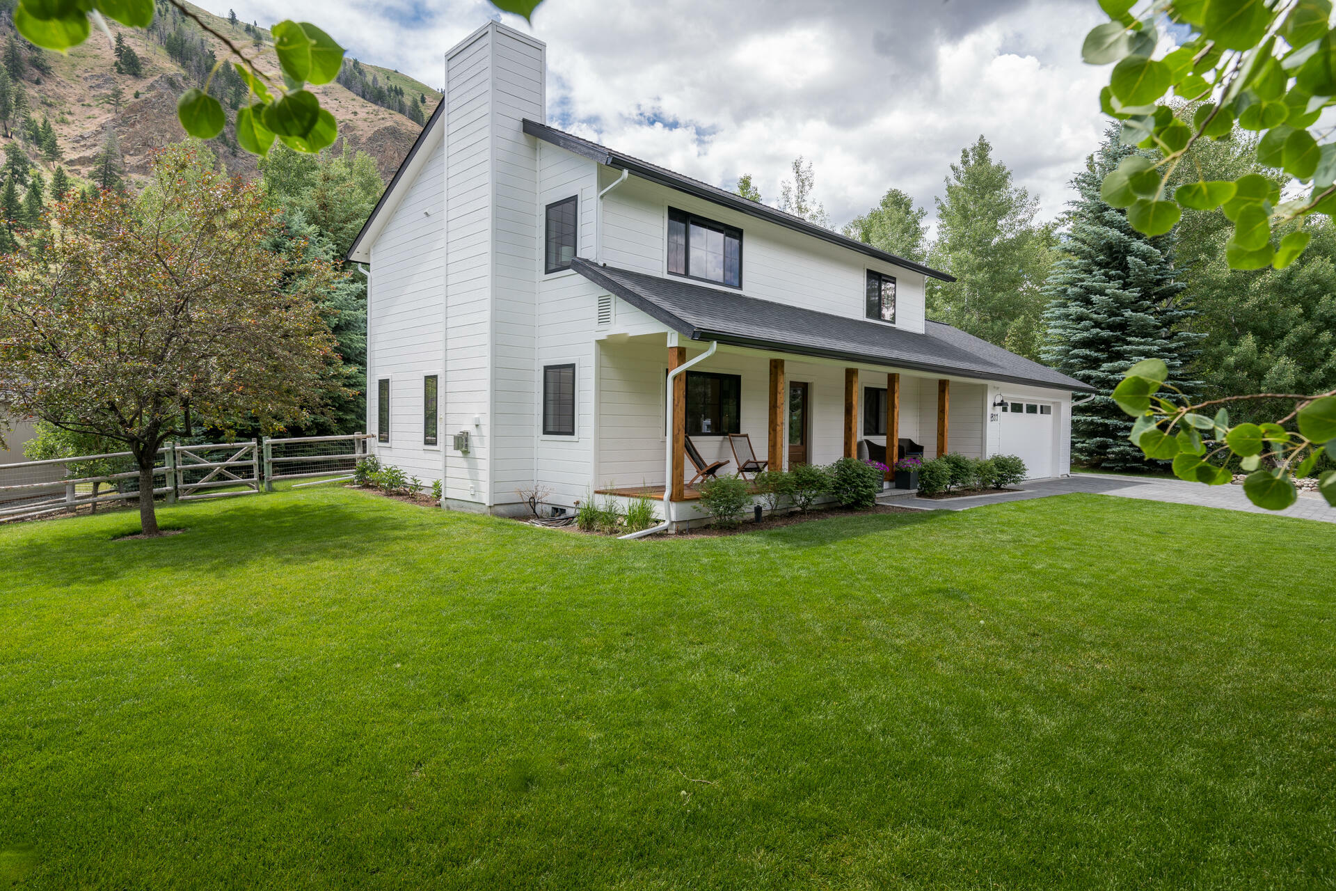 Property Photo: 811 Angela Dr ID 83333