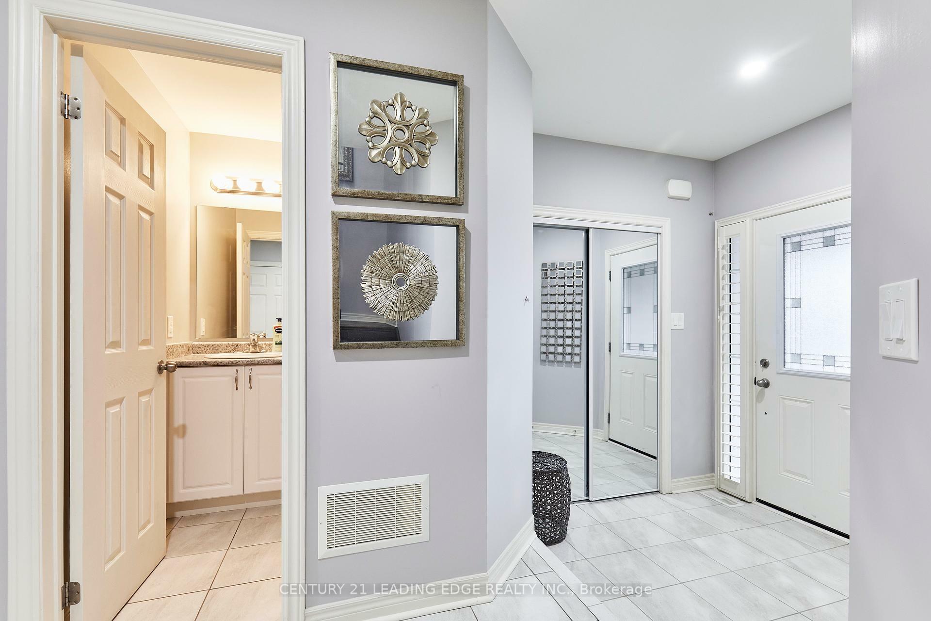 Photo de la propriété: 152 Leney Street ON L1Z 0T6