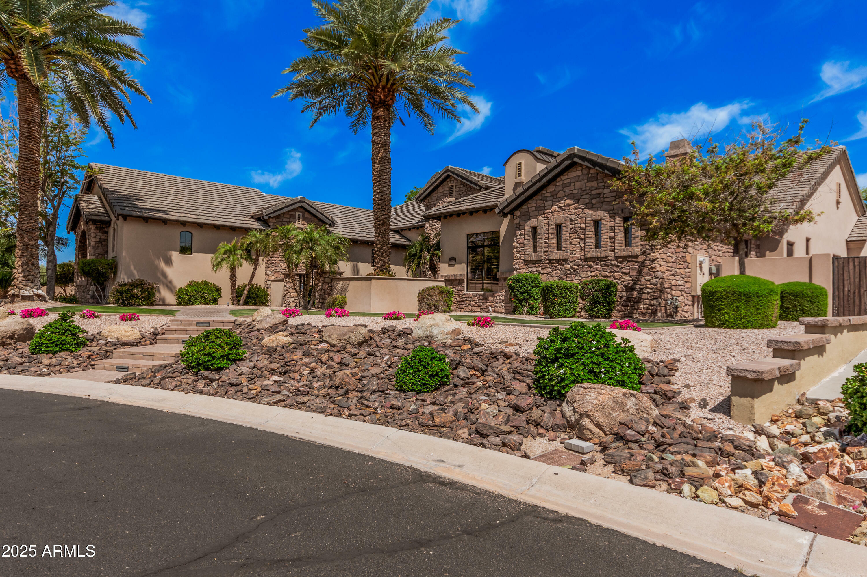 Property Photo: 7018 E Ingram Street AZ 85207