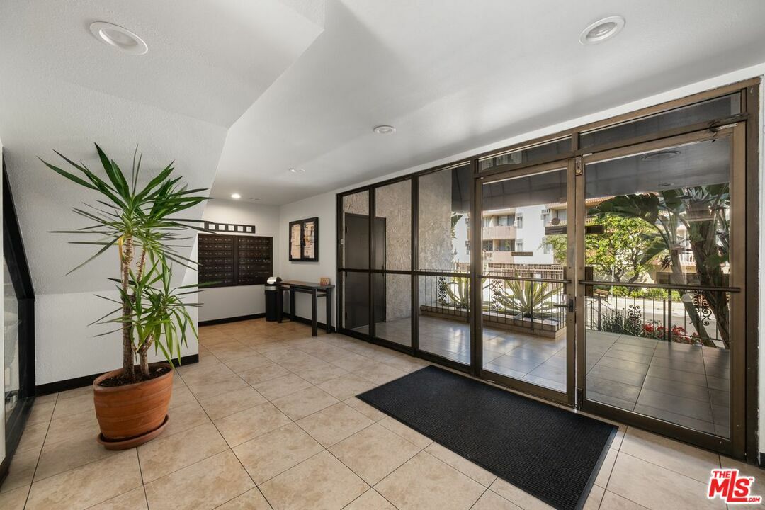 Property Photo: 837 N West Knoll Dr CA 90069