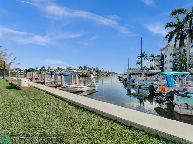 Property Photo: 1115 SE 14th Pl 19C FL 33316