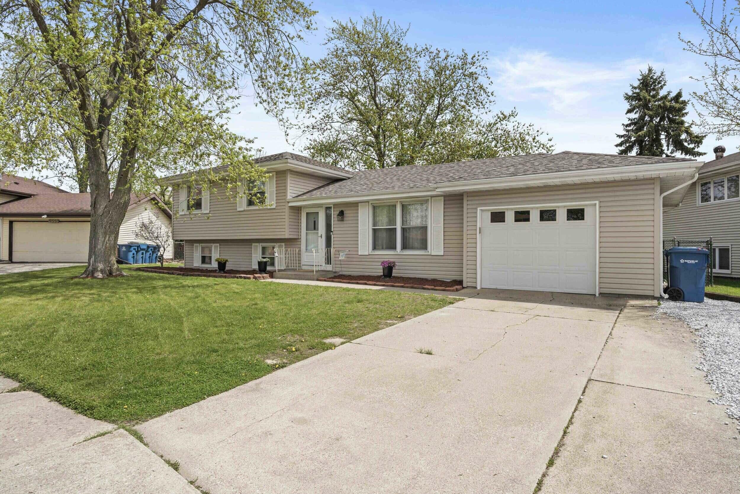 Property Photo: 1009 Kentwood Court IN 46311