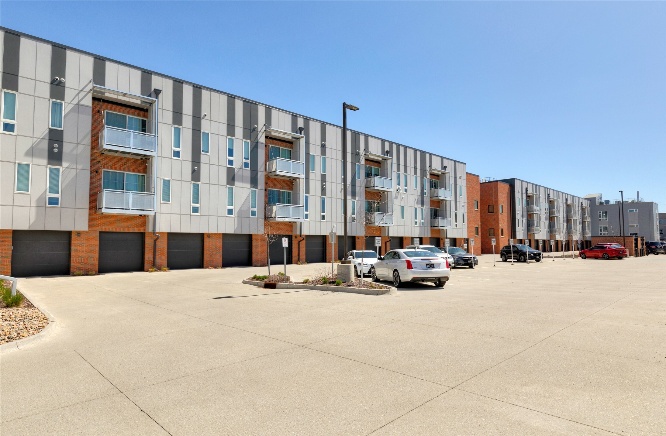 Property Photo:  400 SW 7th Street 303  IA 50309 