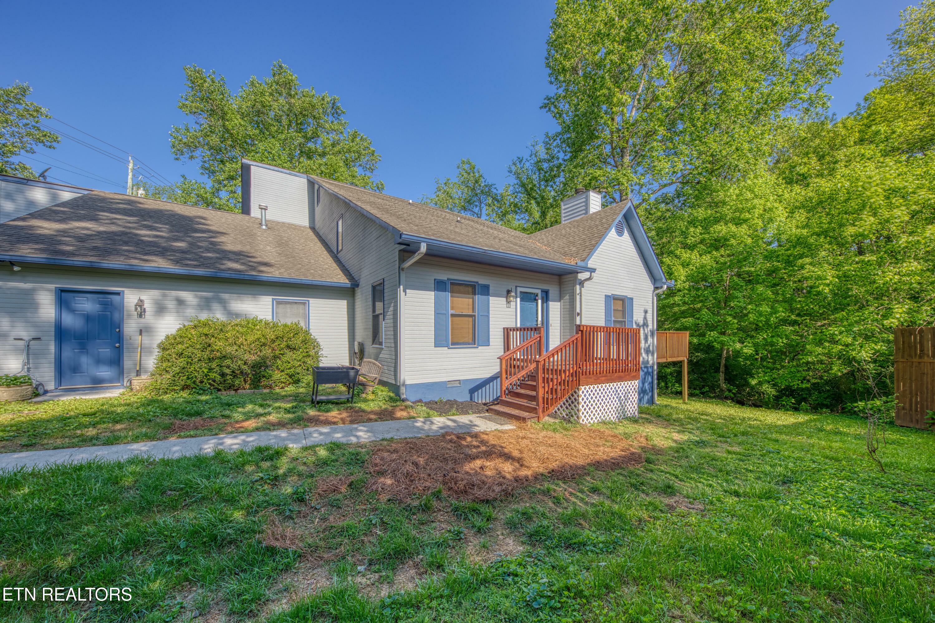 Property Photo: 8013 Middlebrook Pike TN 37909