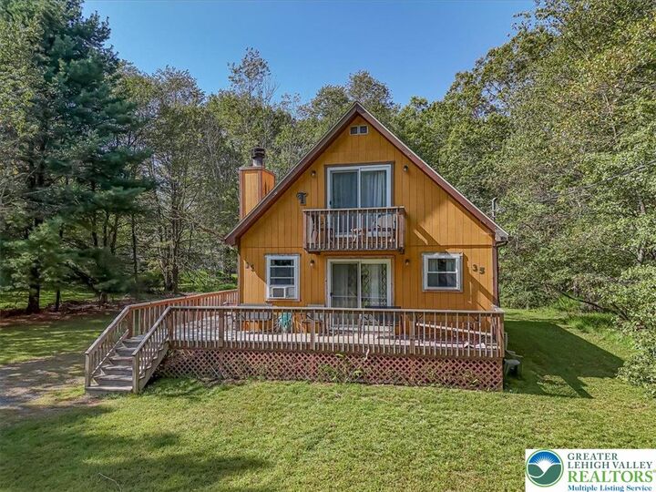 Property Photo: 35 Tennyson Circle PA 18210