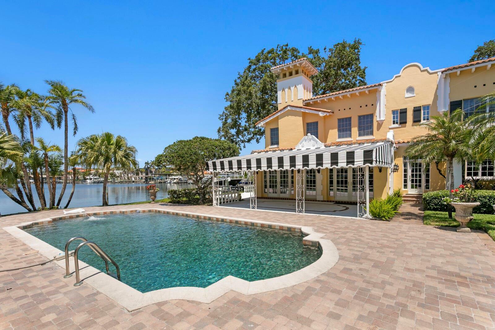 Property Photo: 321 Brightwaters Boulevard NE FL 33704