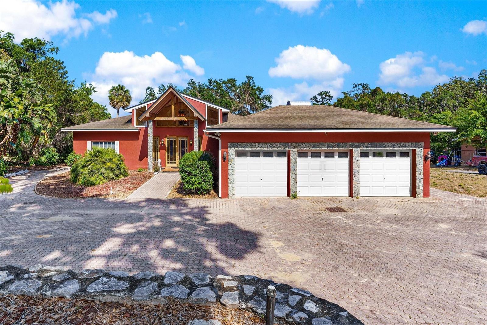 Property Photo: 2400 N Griffin Drive FL 34748