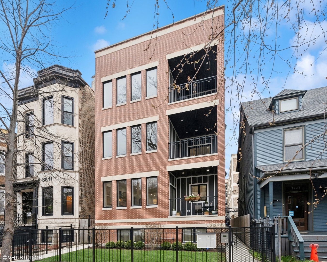 Property Photo: 3837 N Kenmore Avenue 1 IL 60613
