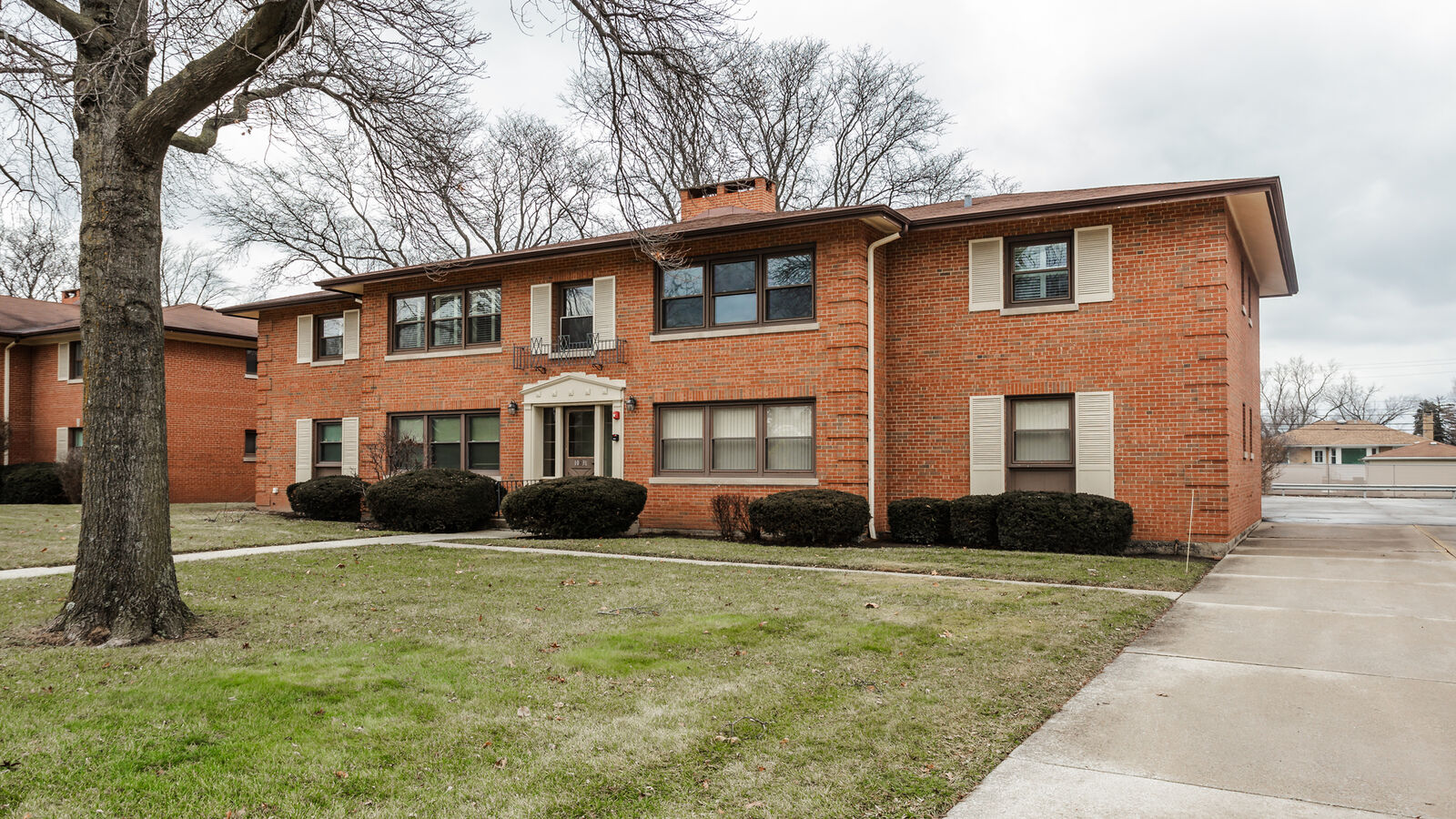 Property Photo: 10630 W Cermak Road 2E IL 60154