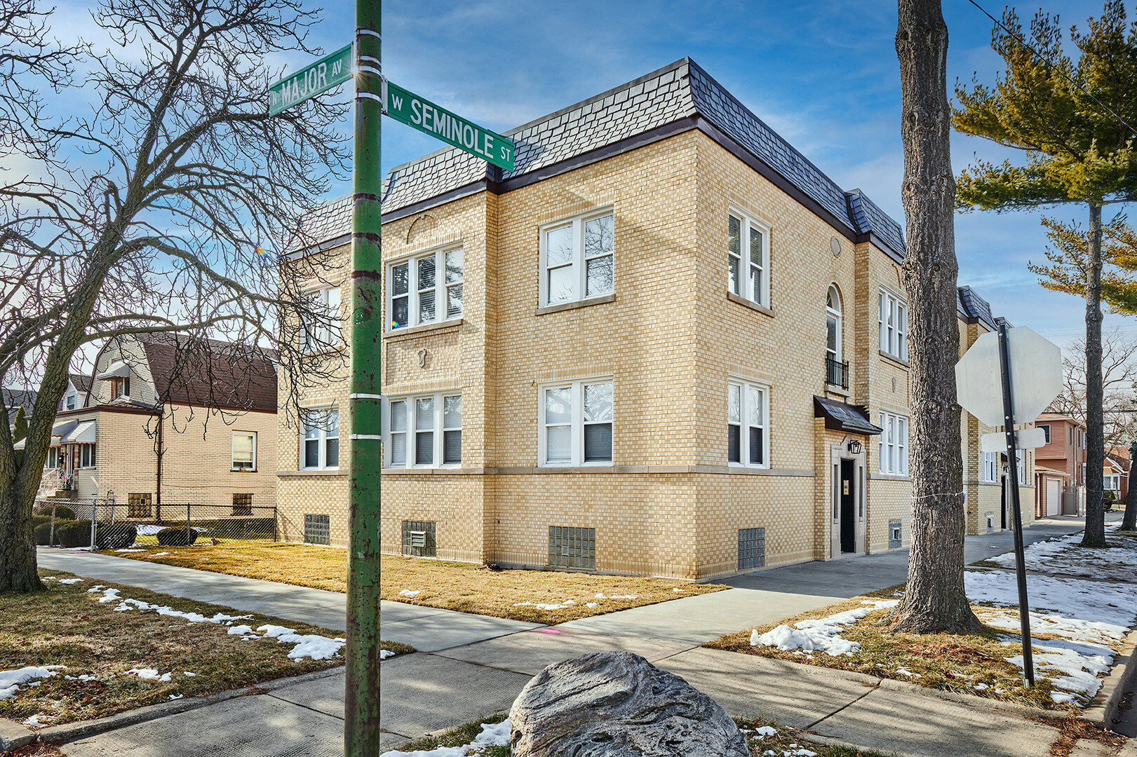 Property Photo: 5701 W Seminole Street 1 IL 60646