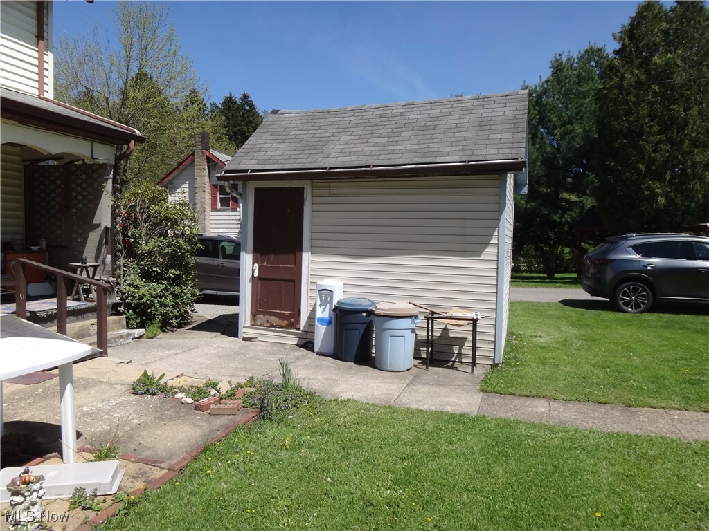 Property Photo: 46399 Walnut Street OH 44455