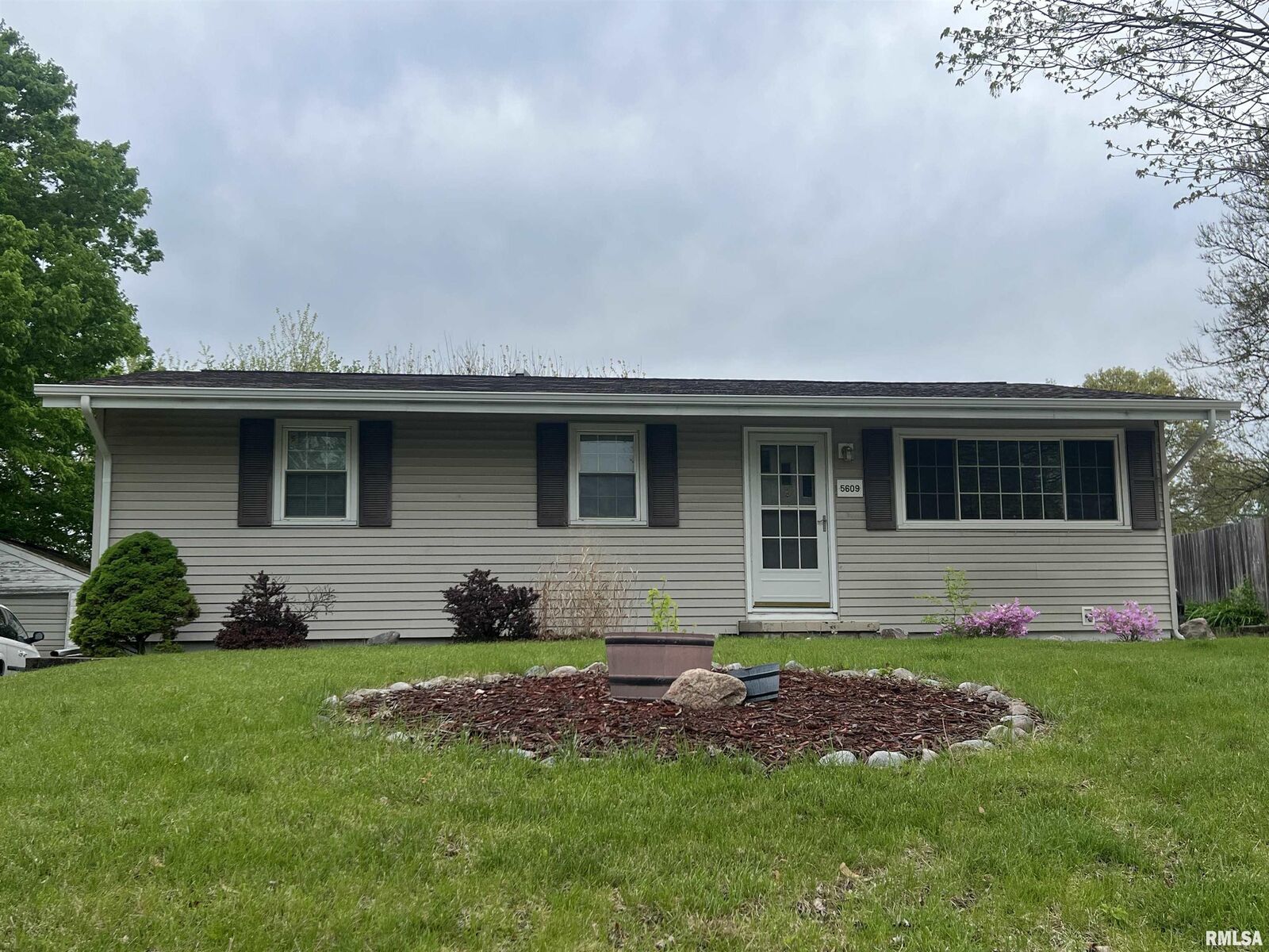 Property Photo: 5609 N Western Avenue IL 61614