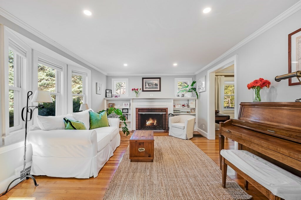 Property Photo: 44 Pierrepont Rd MA 02462