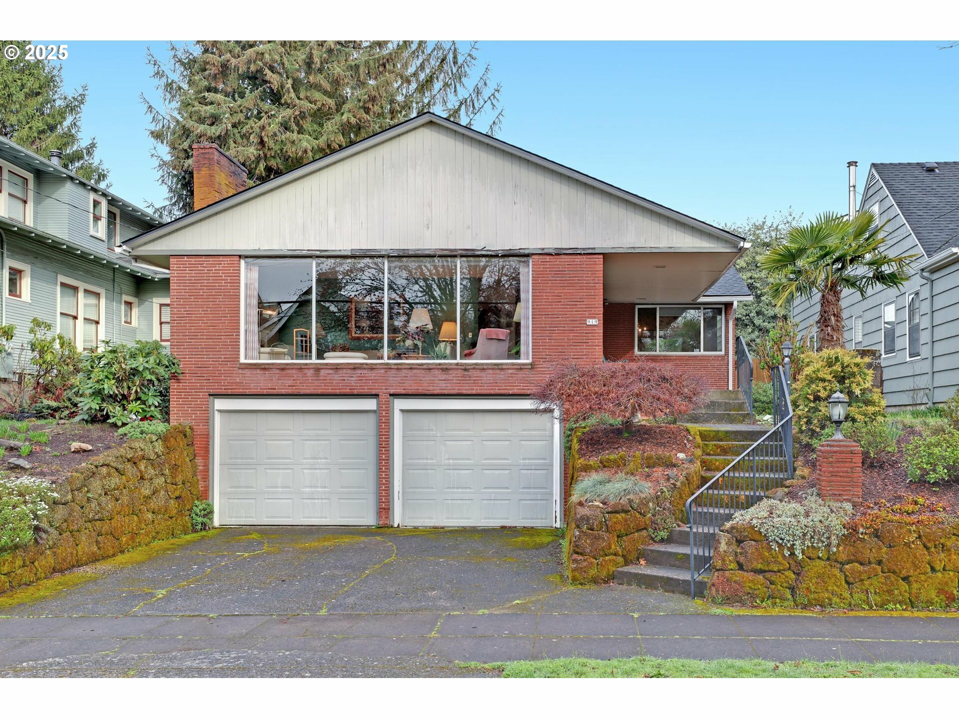 Property Photo: 919 NE Floral Pl OR 97232