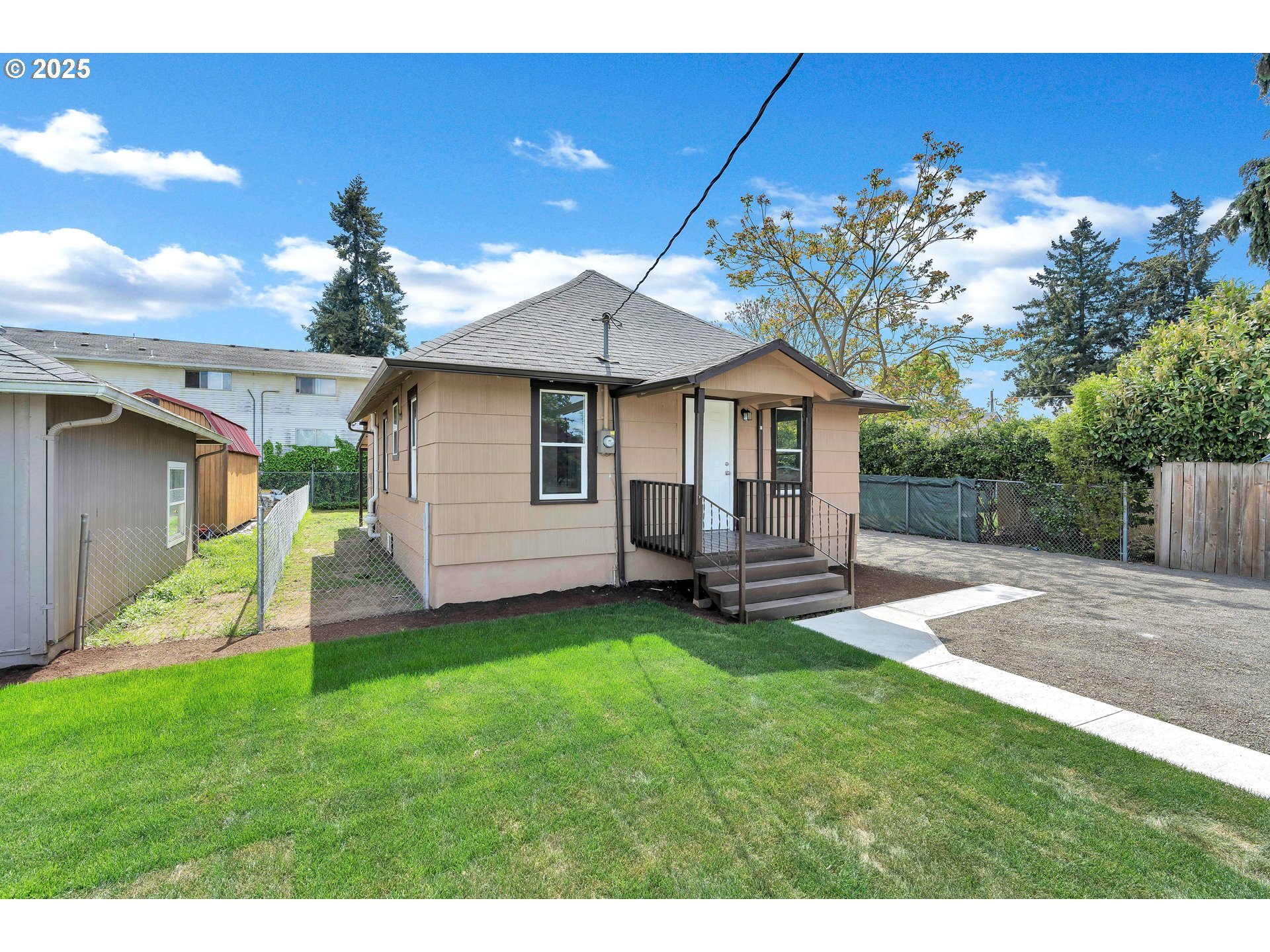 Property Photo: 2101 E 27th St WA 98660