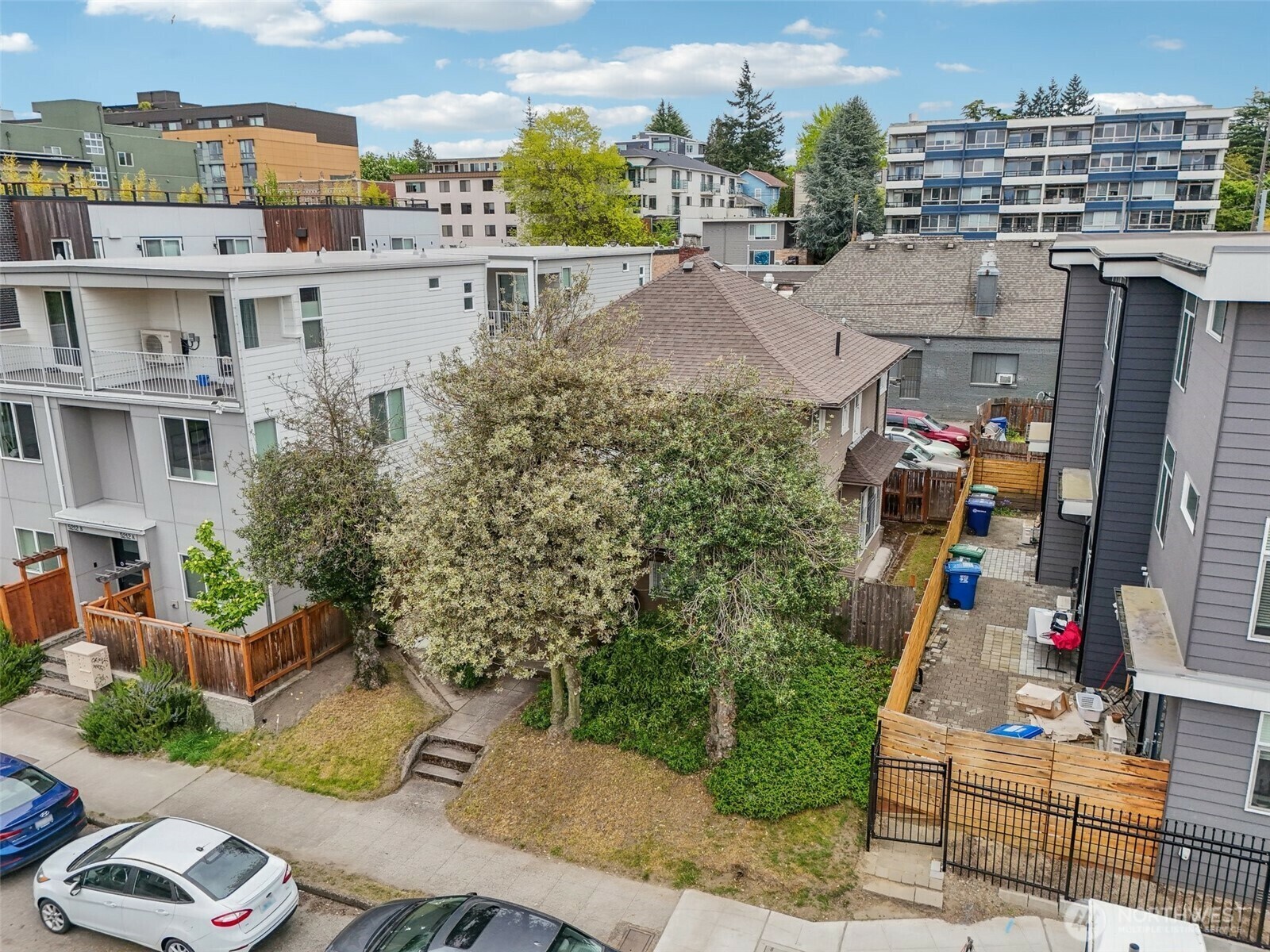Property Photo: 5208 Brooklyn Avenue NE WA 98105