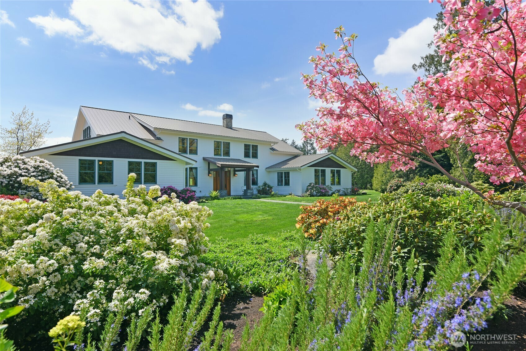 Property Photo: 4268 Tunnelwood Court NE WA 98110