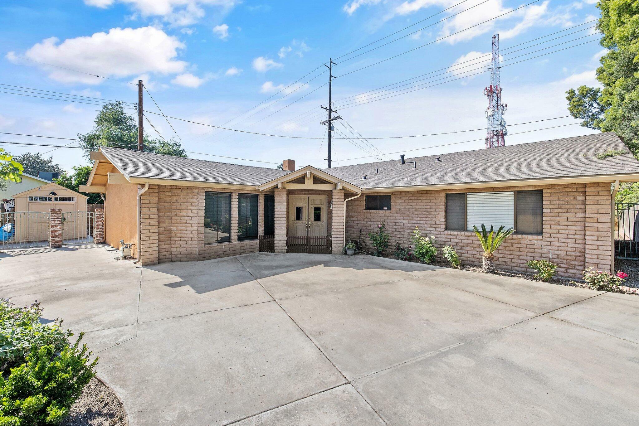 Property Photo: 2021 S Woodland Street CA 93277