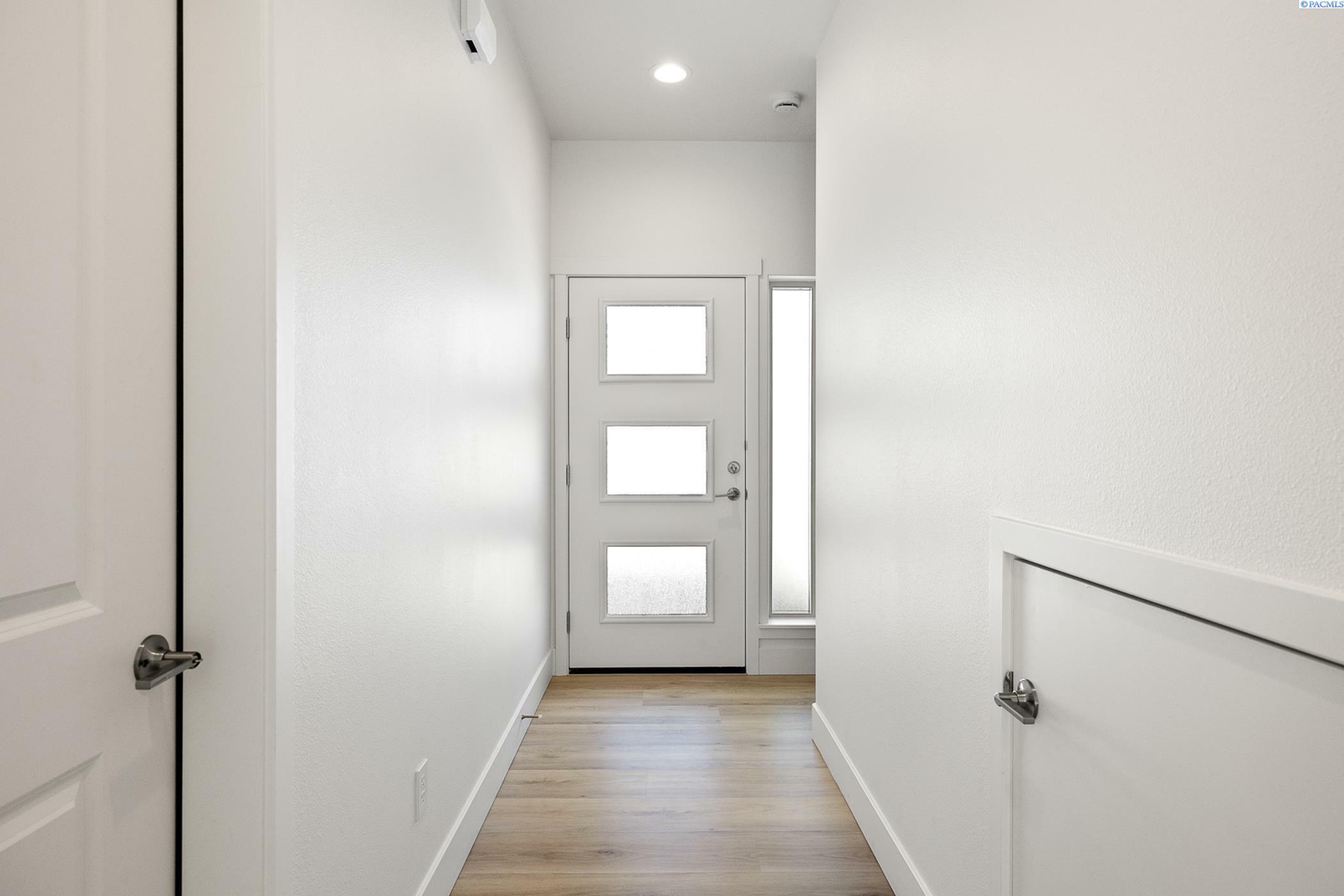 Property Photo: 1141 S Underwood Pl WA 99337