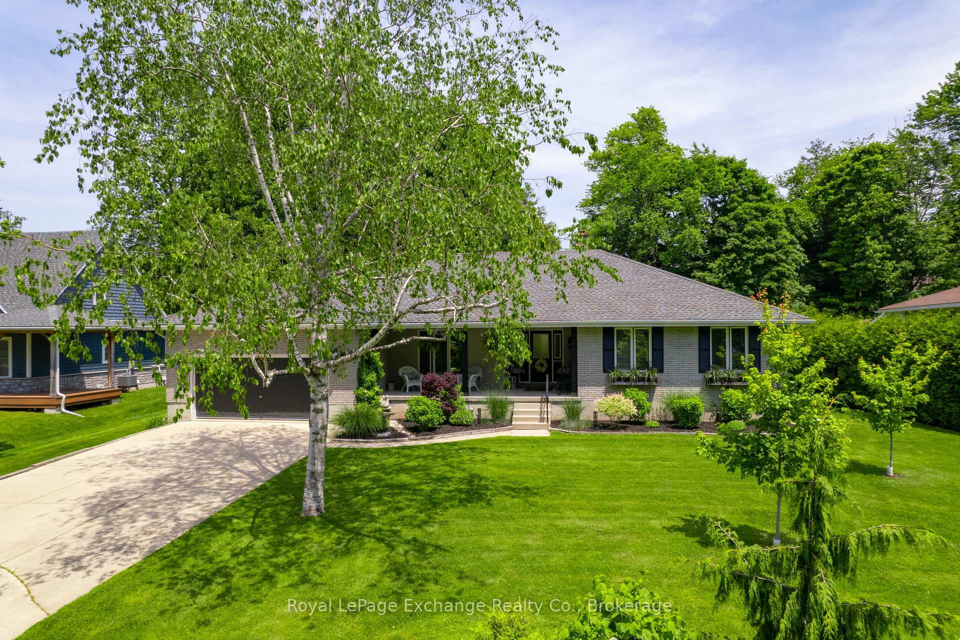 Property Photo: 906 Tanglewood Drive ON N2Z 2X3