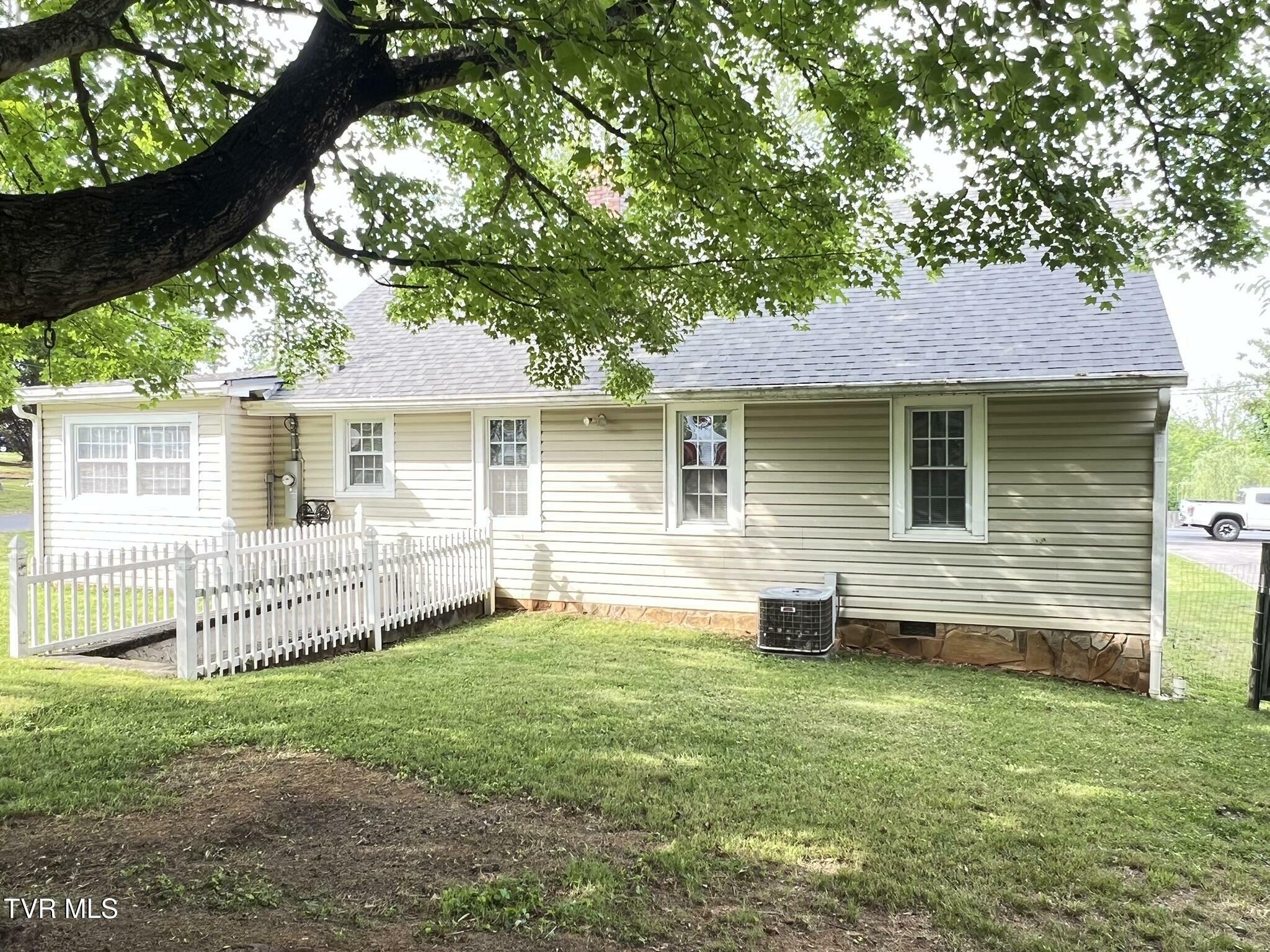 Property Photo: 227 Mineral Street TN 37821
