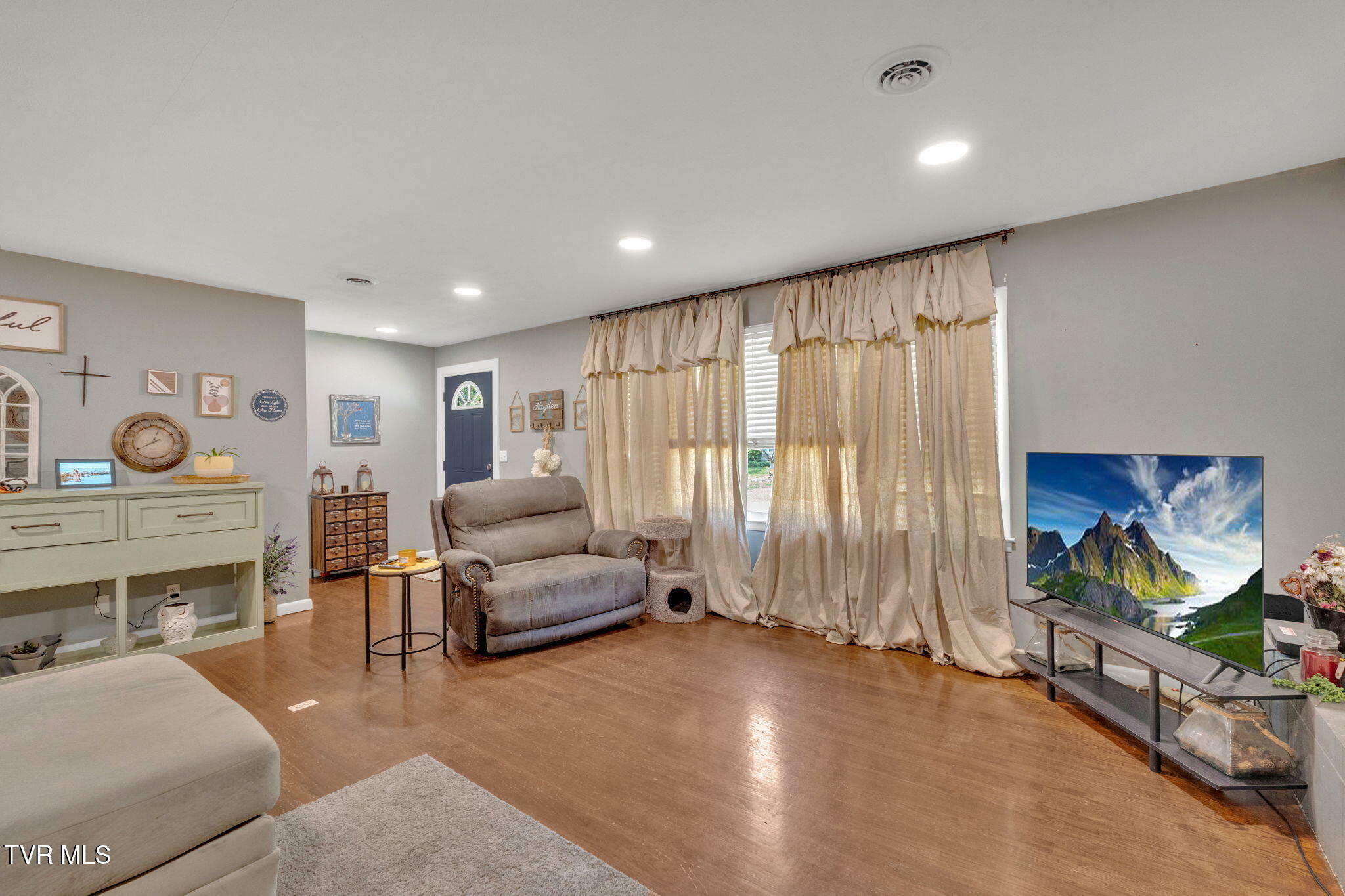 Property Photo: 123 North Lincoln Avenue TN 37659