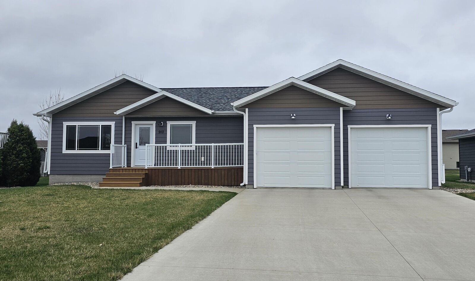 Property Photo: 910 NE 29th Ave SD 57401