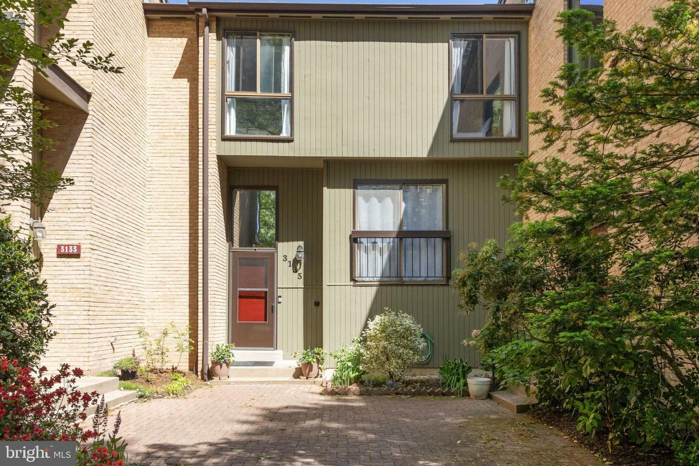 Property Photo: 3135 Eakin Park Court VA 22031