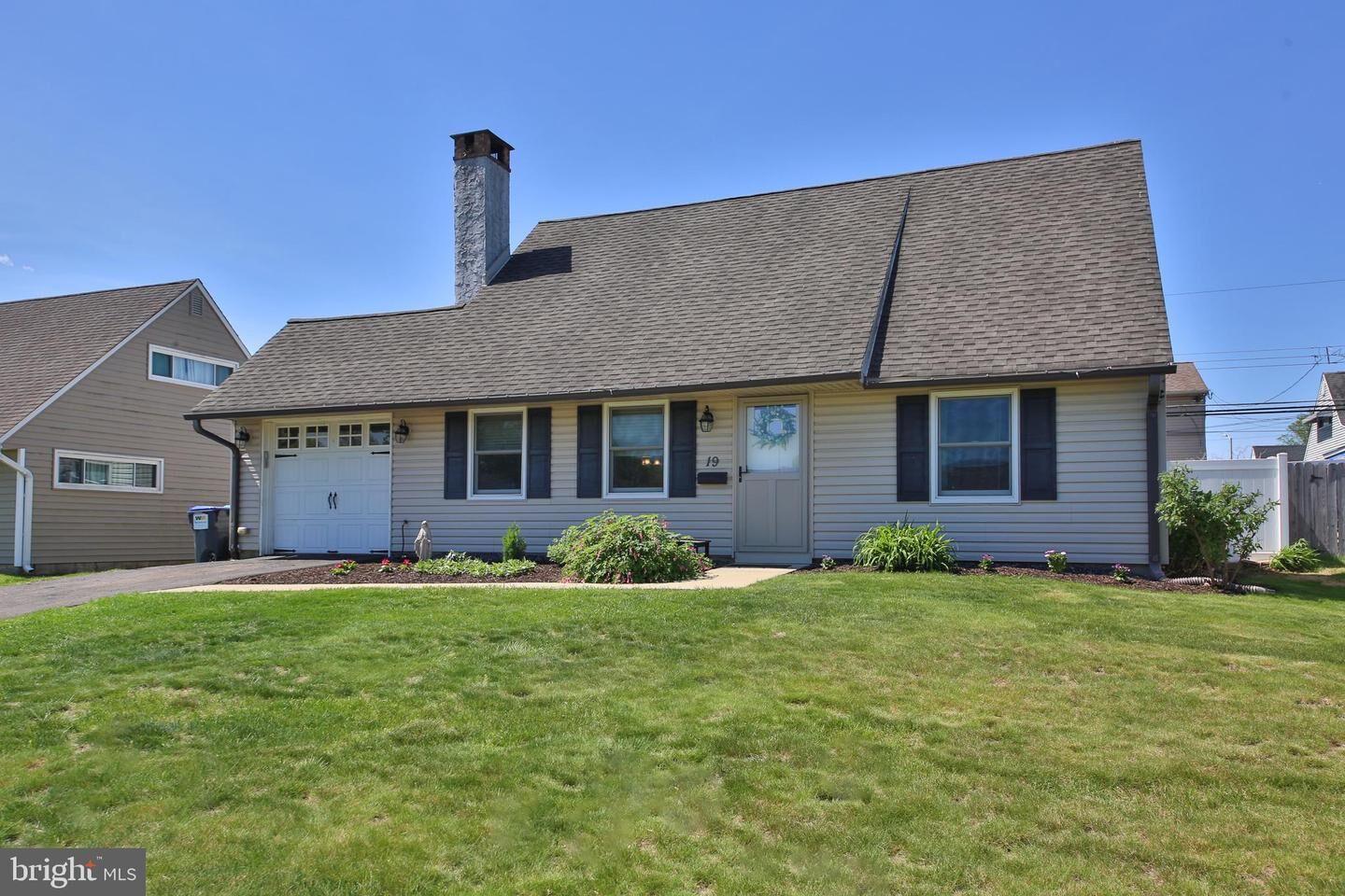 Property Photo: 19 Parkside Circle PA 19056