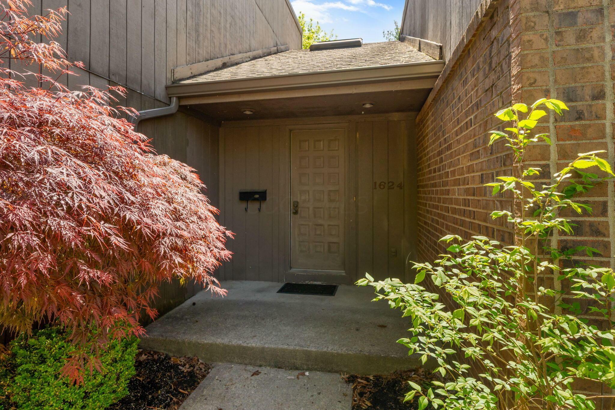 Property Photo: 1624 Coppertree Lane OH 43232