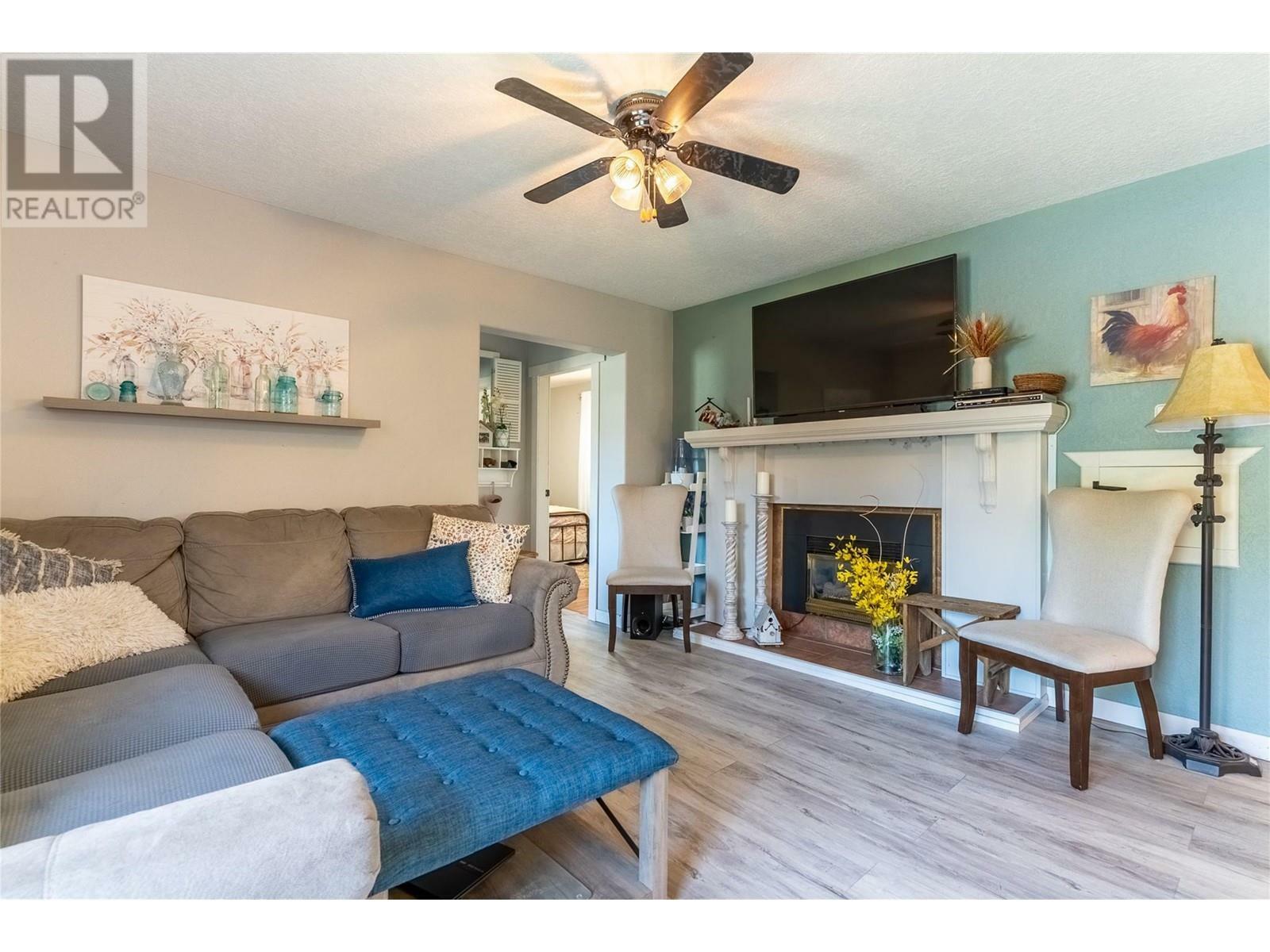 Property Photo: 2091 Sunnycrest Avenue BC V2B 4L9