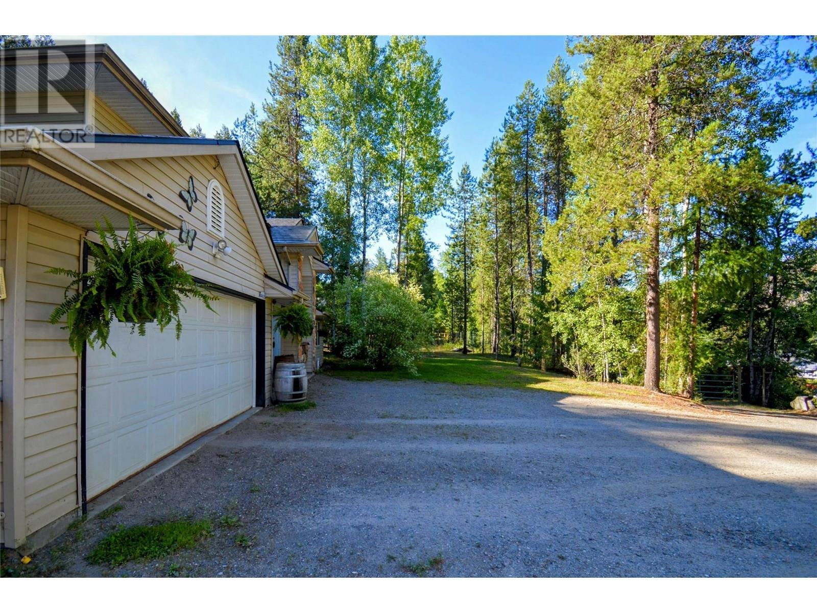 Property Photo: 610 Strathmore Avenue BC V0H 1J0