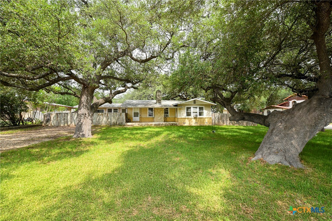 Property Photo: 1304 Landa Street TX 78132