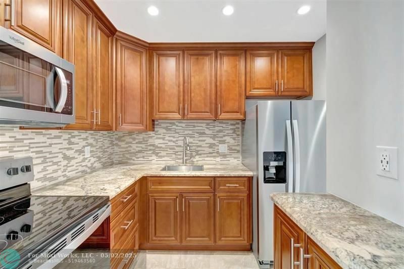 Property Photo: 2400 NE 33rd Ave 212 FL 33305