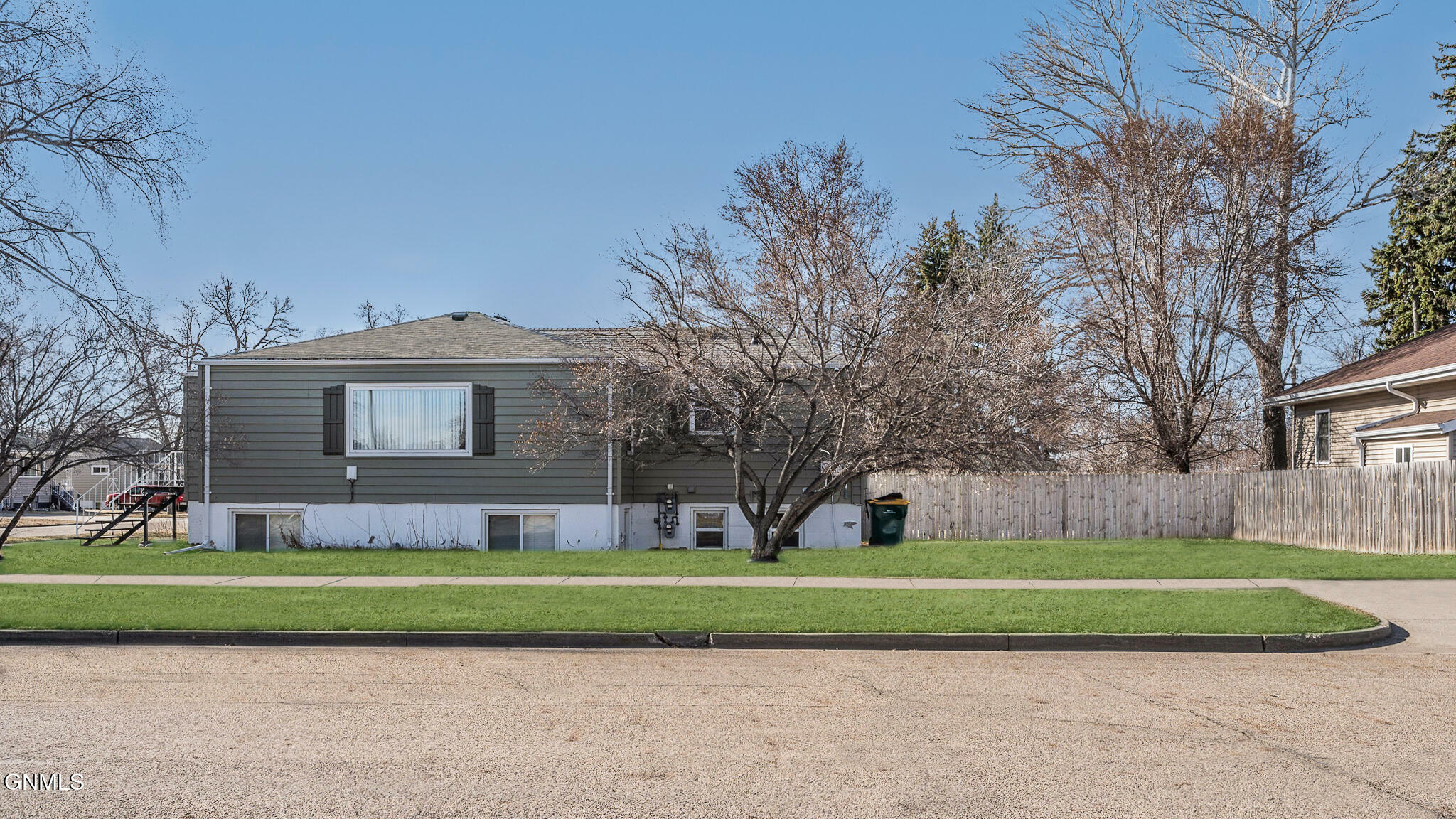 Property Photo: 830 N 17th Street ND 58501