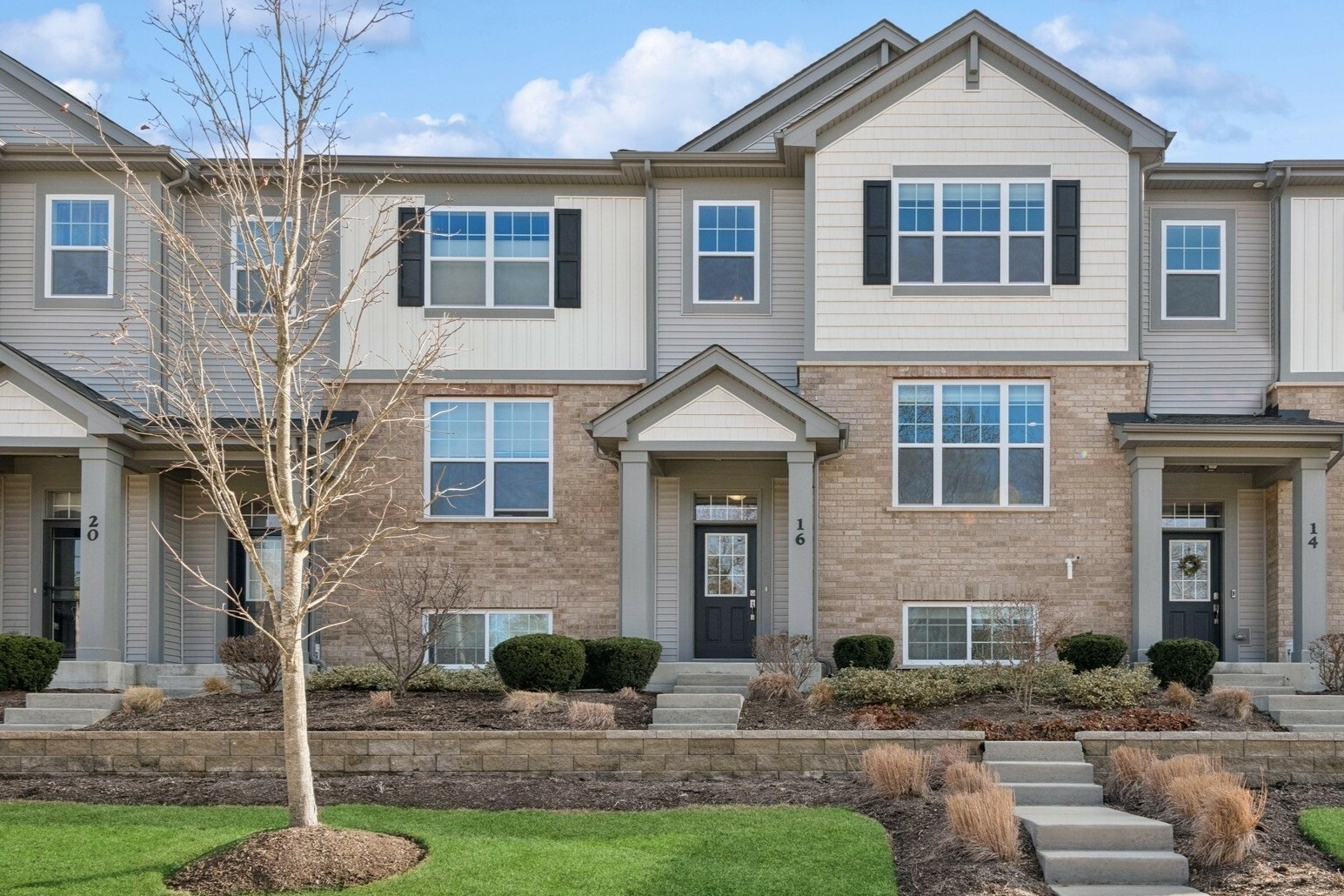 Property Photo: 16 E Heritage Court IL 60004