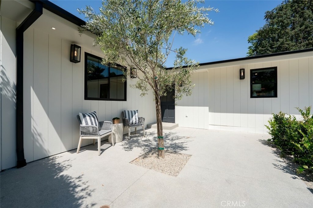 Property Photo: 13817 Valley Vista Boulevard CA 91423