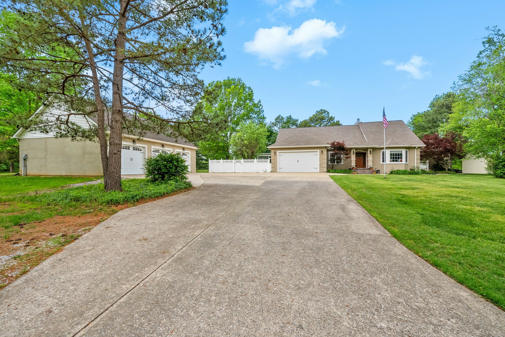 Property Photo: 2614 Lake Rd TN 37191