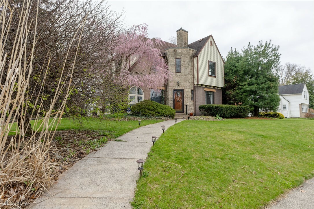 Property Photo: 254 Genesee Avenue NE OH 44483