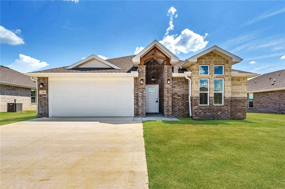 Property Photo:  1709 Ferguson Street  AR 72751 